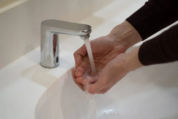 Zdjęcie Mężczyzny Myjącego Ręce Pod Kranem Centrum Handlowym Zapobieganie Zakażeniu — Zdjęcie stockowe