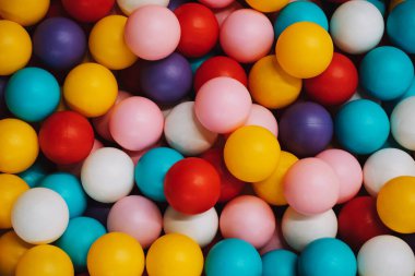 Çocukların kaydırağının yanında oynamak için plastik topların fotoğrafı.