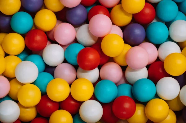 Boules Plastique Colorées Photo Balles Pour Jouer Près Glissière Des — Photo