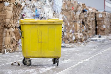 Kağıt ve karton işleme için üretim. Sarı çöp bidonu