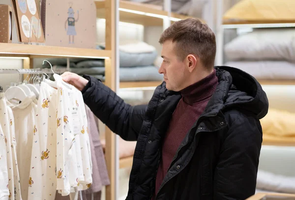 Mutfakta suşi yapmak için kırmızı balık kesiyor.