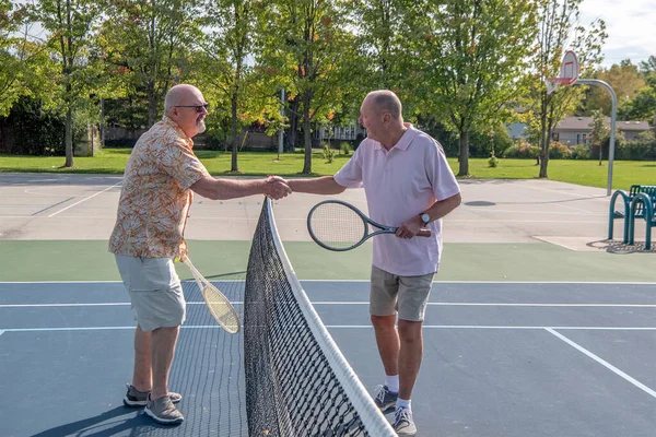 Yaşlı Beyaz Evli Eşcinsel Bir Çift Tenis Kortunda Sıkışıyor Çift — Stok fotoğraf