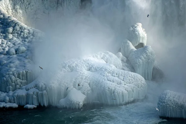 Kışın Niagara Şelalesi Nden Gelen Sis Aşağıdaki Kayalarda Donarak Güzel — Stok fotoğraf