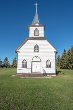 Saskatchewan kırsalında İskandinav tarzı bir Lüteriyen kilisesi. Kilise, kahverengi çerçeveli kemerli camlı beyaz ahşap kaplamalı. Üzerinde haç olan bir çan kulesi var..