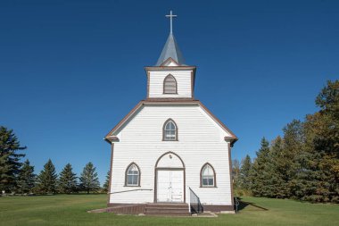 Saskatchewan kırsalında İskandinav tarzı bir Lüteriyen kilisesi. Kilise, kahverengi çerçeveli kemerli camlı beyaz ahşap kaplamalı. Üzerinde haç olan bir çan kulesi var..