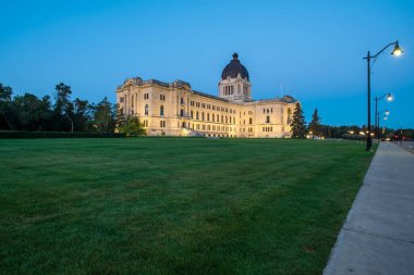 Beaux-artes stili Saskatchewan Yasama Binası gün doğumunda. Kanada 'da Saskatchewan eyaletinin eyalet hükümet binası.
