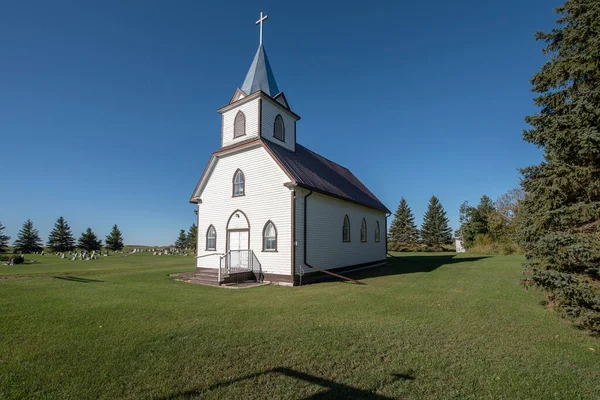 Saskatchewan kırsalında İskandinav tarzı bir Lüteriyen kilisesi. Kilise, kahverengi çerçeveli kemerli camlı beyaz ahşap kaplamalı. Üzerinde haç olan bir çan kulesi var..