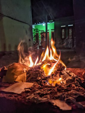 Gecenin bir yarısı şenlik ateşi
