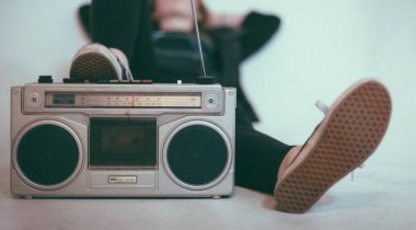 Bulanık arkaplanı olan eski radyo müziği