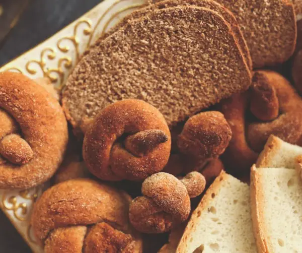Kahvaltı için ekmek ve buğday yığını.