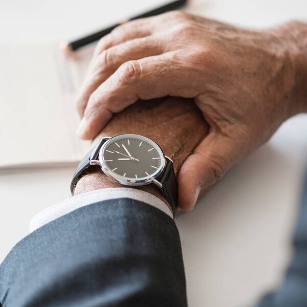 Time that shows when to work. A very good watch with a luxurious base that makes this watch feel elegant when used for work and is useful for daily time management.