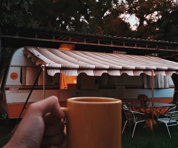 Böceklerin sesleriyle dolu rahat bir orman atmosferi ve yanında da vücudu soğuktan koruyan bir bardak sade kahve..