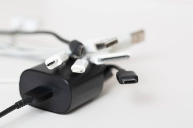 AB, USB 'nin cep telefonları için şarj kablolarının USB-C standardına göre standartlaştırılmasını, atıkların standartlaştırma yoluyla korunmasını ve önlenmesini önerdi.