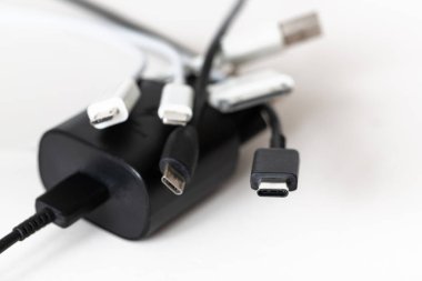AB, USB 'nin cep telefonları için şarj kablolarının USB-C standardına göre standartlaştırılmasını, atıkların standartlaştırma yoluyla korunmasını ve önlenmesini önerdi.