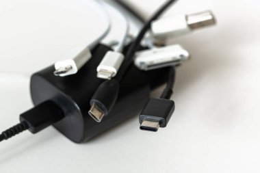 AB, USB 'nin cep telefonları için şarj kablolarının USB-C standardına göre standartlaştırılmasını, atıkların standartlaştırma yoluyla korunmasını ve önlenmesini önerdi.