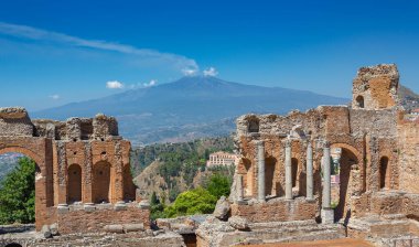 Taormnia 'daki antik Yunan-Roma tiyatrosunun kalıntıları. Arka planda Etna volkanı, Sicilya, İtalya.