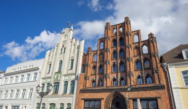Almanya 'nın Wismar kentindeki pazar meydanında tarihi cepheleri yeniledi