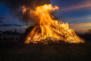 Eski Alman geleneği: Büyük alevli Paskalya ateşi