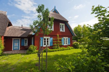 Balıkçı kulübesinin sazdan çatılı ve güzel bahçeli Fischland Darss.