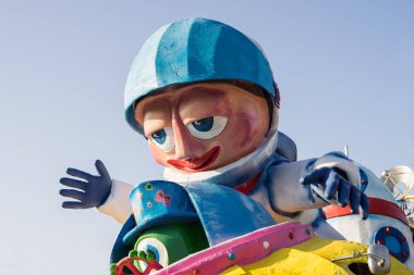 Papmache 'den bir astronot karnaval geçidinde kalabalığa el sallıyor.