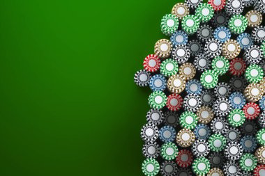 Yeşil arka planda izole edilmiş gerçekçi kumarhane çipleri