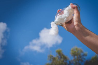 Bulutlar cam bir şişeden dökülüyor.