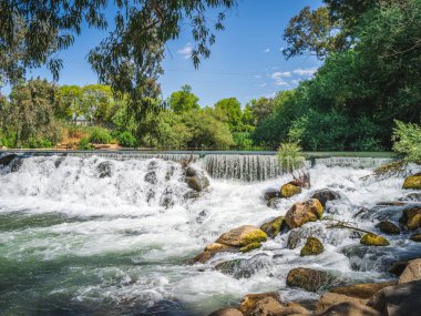 Ürdün Nehri 'nde vaftiz yeri. Nehirdeki doğal şelale.