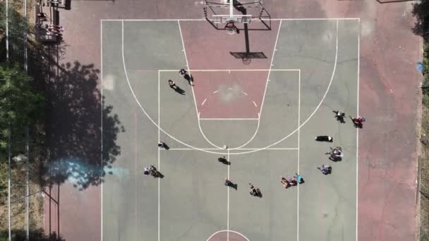 街头篮球场空中俯瞰与一群孩子踢足球 — 图库视频影像