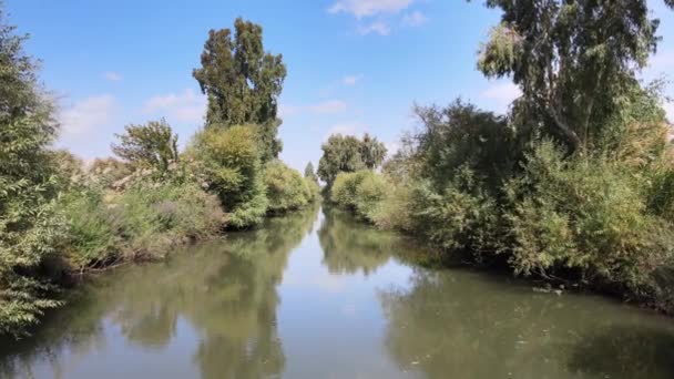 Promenera Jordanflodens Vatten — Stockvideo