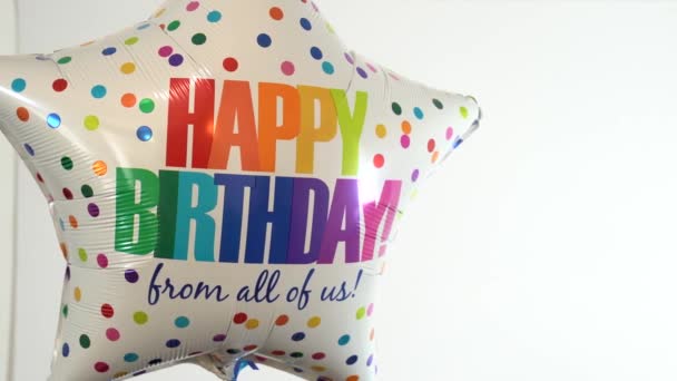 Een Kleurrijke Gelukkige Verjaardag Zijn Geschreven Een Helium Ballon Een — Stockvideo