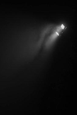 Karanlıkta projektör ışığı