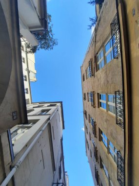 Paris 'in dar sokaklarında yürü