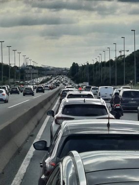 Büyük şehirlerin sorunu trafik sıkışıklığı..