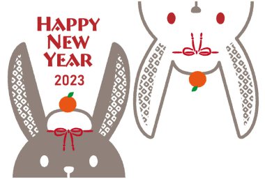 2023 yılının yeni yıl kartı. Kafalarında pirinç kekleri ve portakallarla siyah bir tavşan ve beyaz bir tavşan resmi.