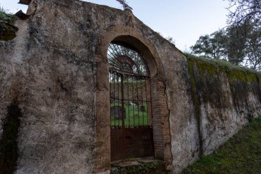 Imagen de un antiguo cementerio abandonado