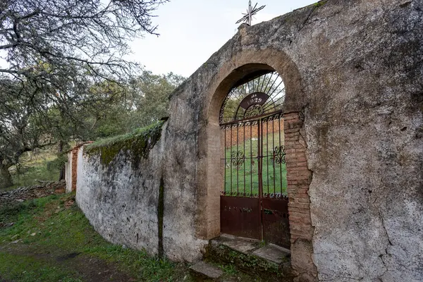 Imagen de un antiguo cementerio abandonado