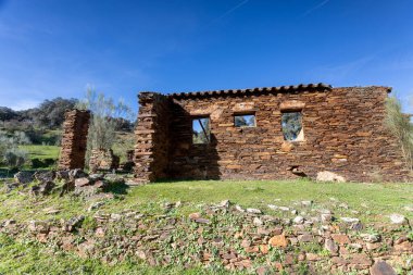 Ekstremadura çayırındaki eski terk edilmiş değirmen.