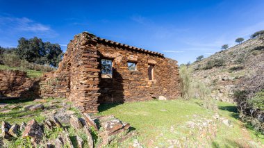 Ekstremadura çayırındaki eski terk edilmiş değirmen.