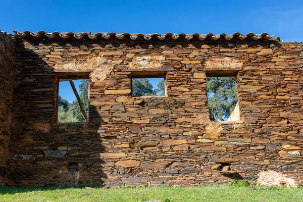 Ekstremadura çayırındaki eski terk edilmiş değirmen.