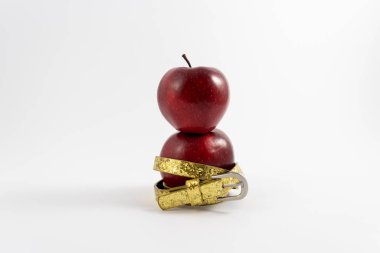 Etrafta altın kemerli kırmızı elmalar, kilo kaybı