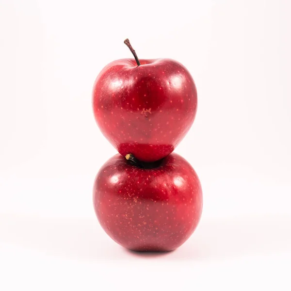 Beyaz Arka Planda Kırmızı Elmalara Sarılı Pembe Mezura Kilo Kaybı — Stok fotoğraf