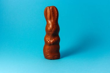 Mavi Arkaplanda Paskalya Çikolatalı Tavşanı Yaratıcı Paskalya Tatili Konsepti