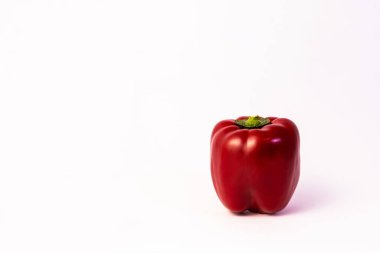 Bell Pepper kırmızı sebzeyi beyaz arka planda boyadı.