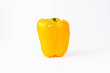 Çan biberi sarısı kırmızı biber, beyaz arka planda yalıtılmış sebze.