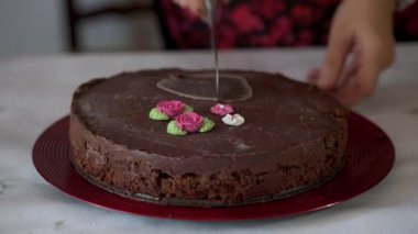  Bir parça çikolatalı pasta kesen kadın.