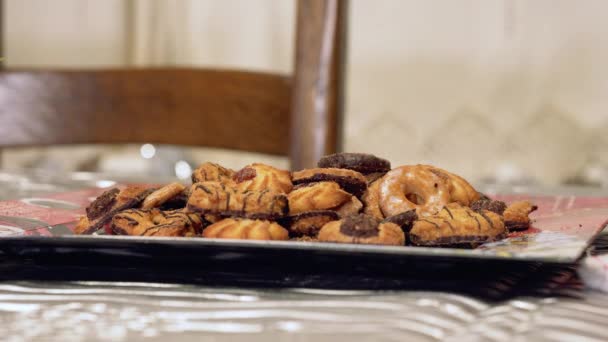 Donna che prende un tipico biscotto di Natale dal vassoio sul tavolo — Video Stock