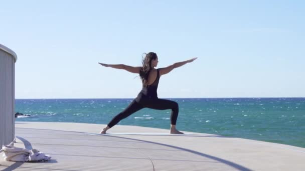 Hermosa joven practicando yoga en la playa — Vídeos de Stock