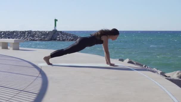 Bella giovane donna che pratica yoga sulla spiaggia — Video Stock