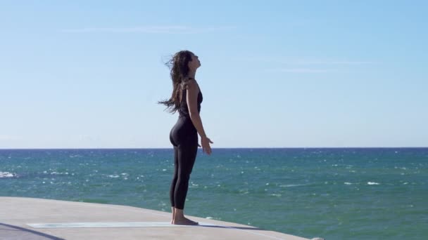 Bella giovane donna che pratica yoga sulla spiaggia — Video Stock