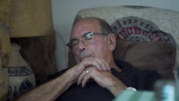 Bărbat în vârstă care doarme într-un scaun în liniște. — Videoclip de stoc